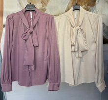 Load image into Gallery viewer, Blouse with the bow
